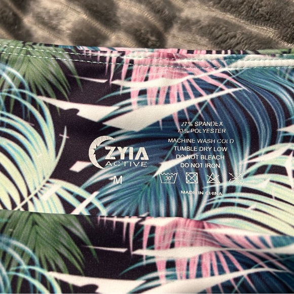 Zyia Light N Tight Hi Rise Tropical Print Leggings with pockets (M) - Picture 2 of 9